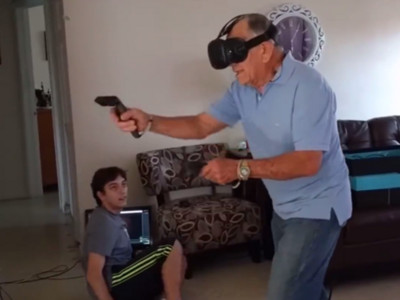 給爺爺玩VR殺殭屍會怎樣？這肉搏戰年輕人看到都該跪了