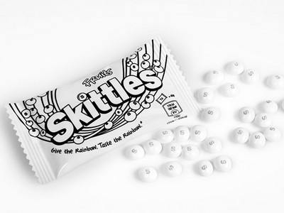 七彩繽紛40年，Skittles這天為他們而留白