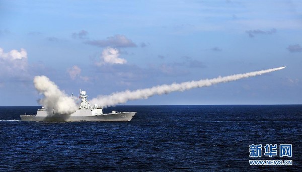解放軍南海實彈演習，導彈護衛艦「運城艦」發射反艦導彈。（圖／翻攝自新華網）