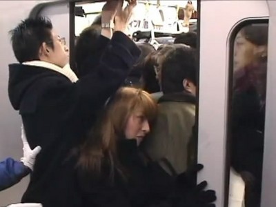 日本電車有多恐怖？玻璃車窗被擠破、腳浮在空中