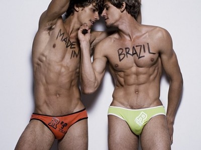 巴西雙胞模特男男畫面超肌動！小褲褲可以再拉低點嗎？
