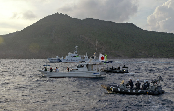 中國海警船進入「釣魚台12海浬」巡航，日方海上阻撓較勁。（圖／達志影像／美聯社）