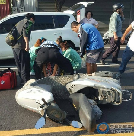 ▲台南市立安南醫院正前方，長和路上汽機車車禍現場。（圖／安南醫院提供）