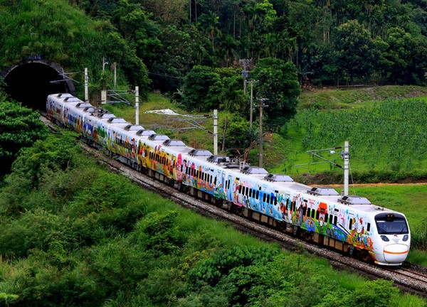 台鐵Kitty彩繪列車。（圖／台鐵提供）