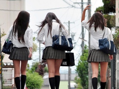 老師說沒滿18不能偷嚐禁果…可是A片都穿高校制服？！