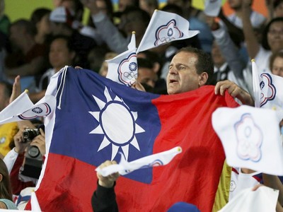 美國人「身披國旗」為台灣奧運發聲　卻被保安架走！