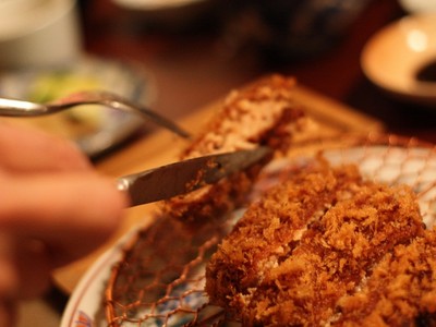 日式炸豬排「小時候」，用刀叉吃、還要肉衣分離？！