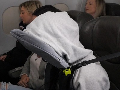 飛機上最屌睡姿公開！疑～他怎麼趴在「馬桶蓋」睡覺