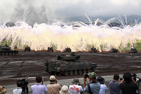 日本陸上自衛隊戰車的砲火交織成一片防衛 網，宛如美麗的花火 形。（圖／達志影像／美聯社）