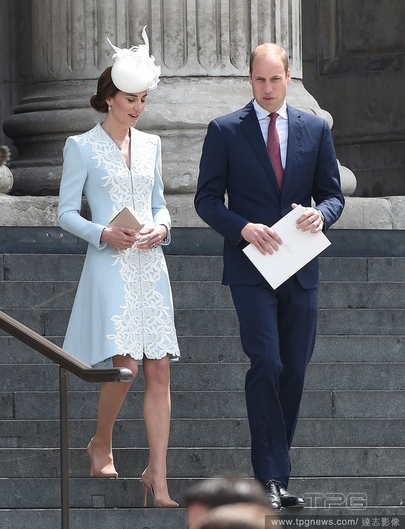 凱特王妃用L.K.Bennett裸色手拿包。（圖／達志影像）