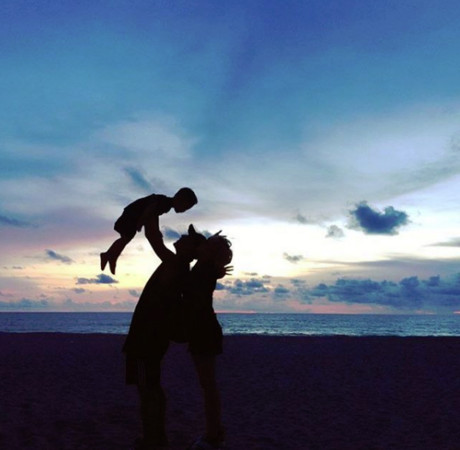 《RM》哈哈抱3岁儿飞高高 牵妻漫步海边画面