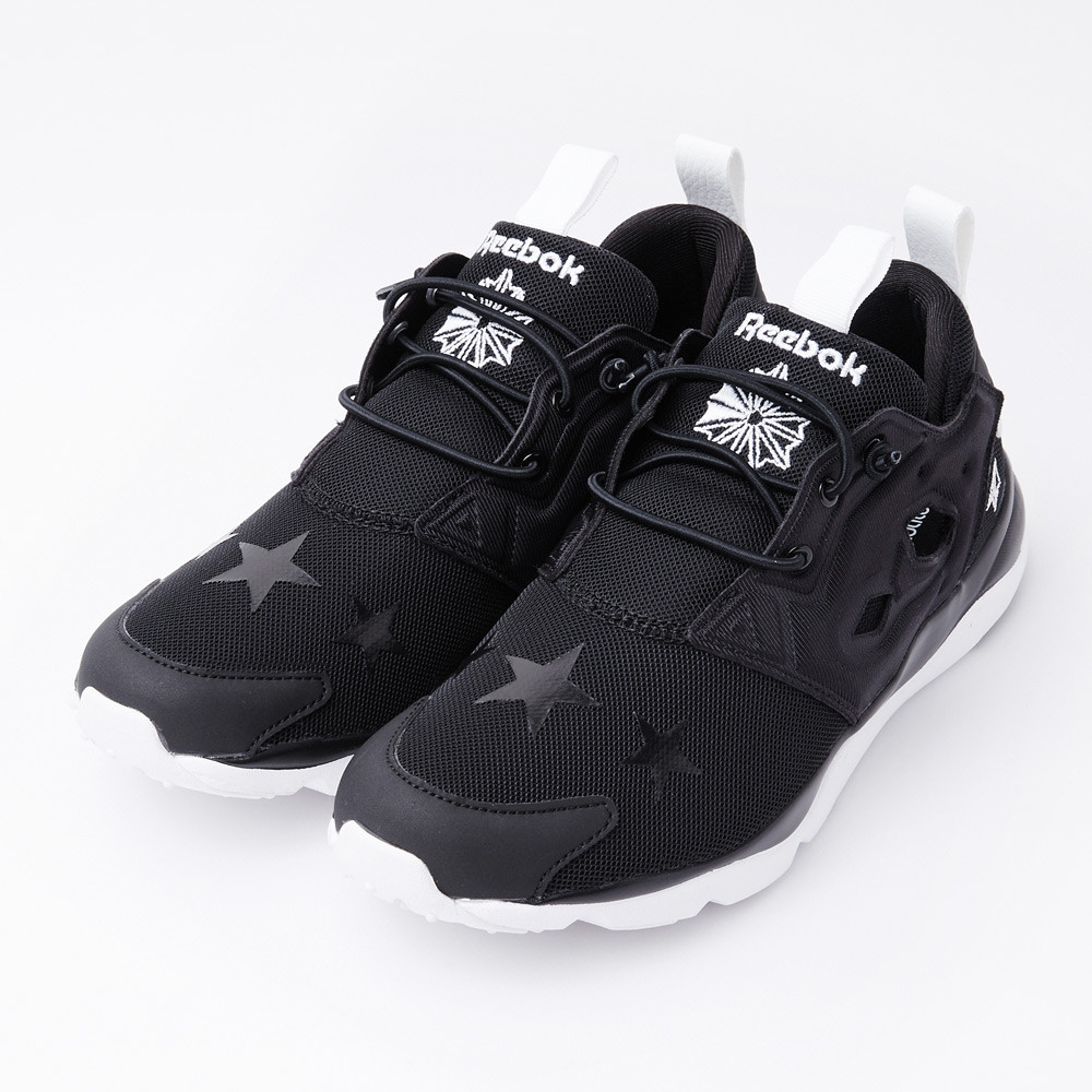 reebok x stayreal黑夜行者慢跑鞋,售价3250元.