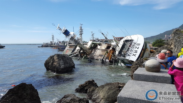 台风重创南部,西子湾有多艘渔船搁浅(图/记者董泓志拍摄)