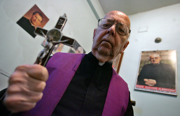 梵諦岡教廷首席驅魔師，神父阿摩斯（Gabriele Amorth）病逝，享壽91歲。（圖／CFP）