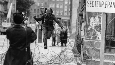 歷史上最著名翻牆照，逃出柏林圍牆的東德機動隊員