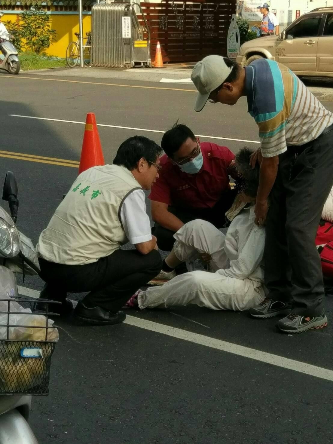 老婦車禍受傷，嘉義市長涂醒哲下車檢傷。（圖／嘉義市消防局提供）