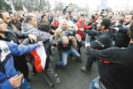 埃及總統府前，穆西的支持者追打反對者。(圖／達志影像／美聯社)