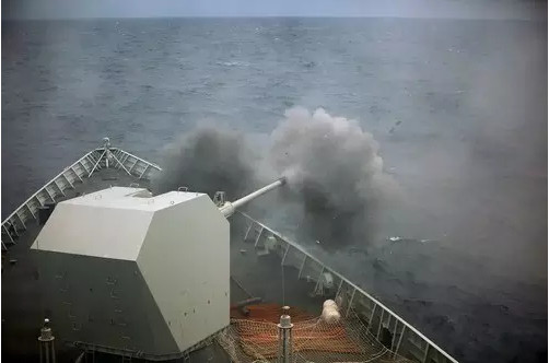 長沙艦配備新型70倍口徑130毫米單管隱身艦炮，火力相當兇猛。（圖／翻攝自大陸網站）