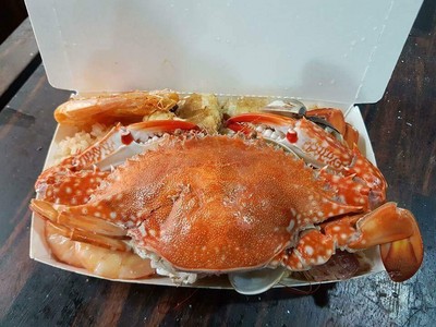 猜這「整隻螃蟹炒飯」多少錢？網友聽完價格：定居高雄了！