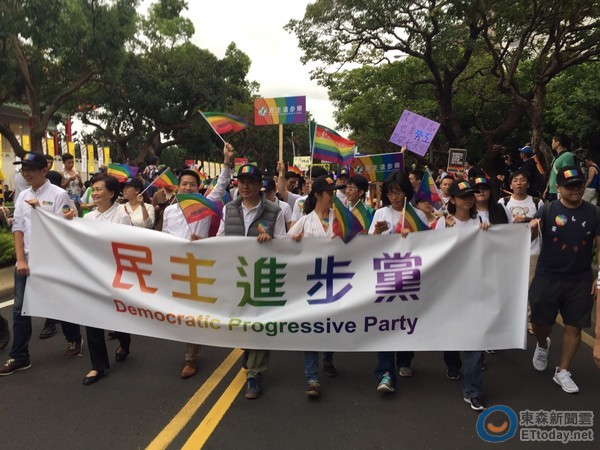 推动「婚姻平权」法案的民主进步党,时代力量也组成两支队伍到场声援.