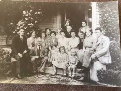 翻開70年前家族老照片，詭異女影勾起阿姨曾說過的故事…