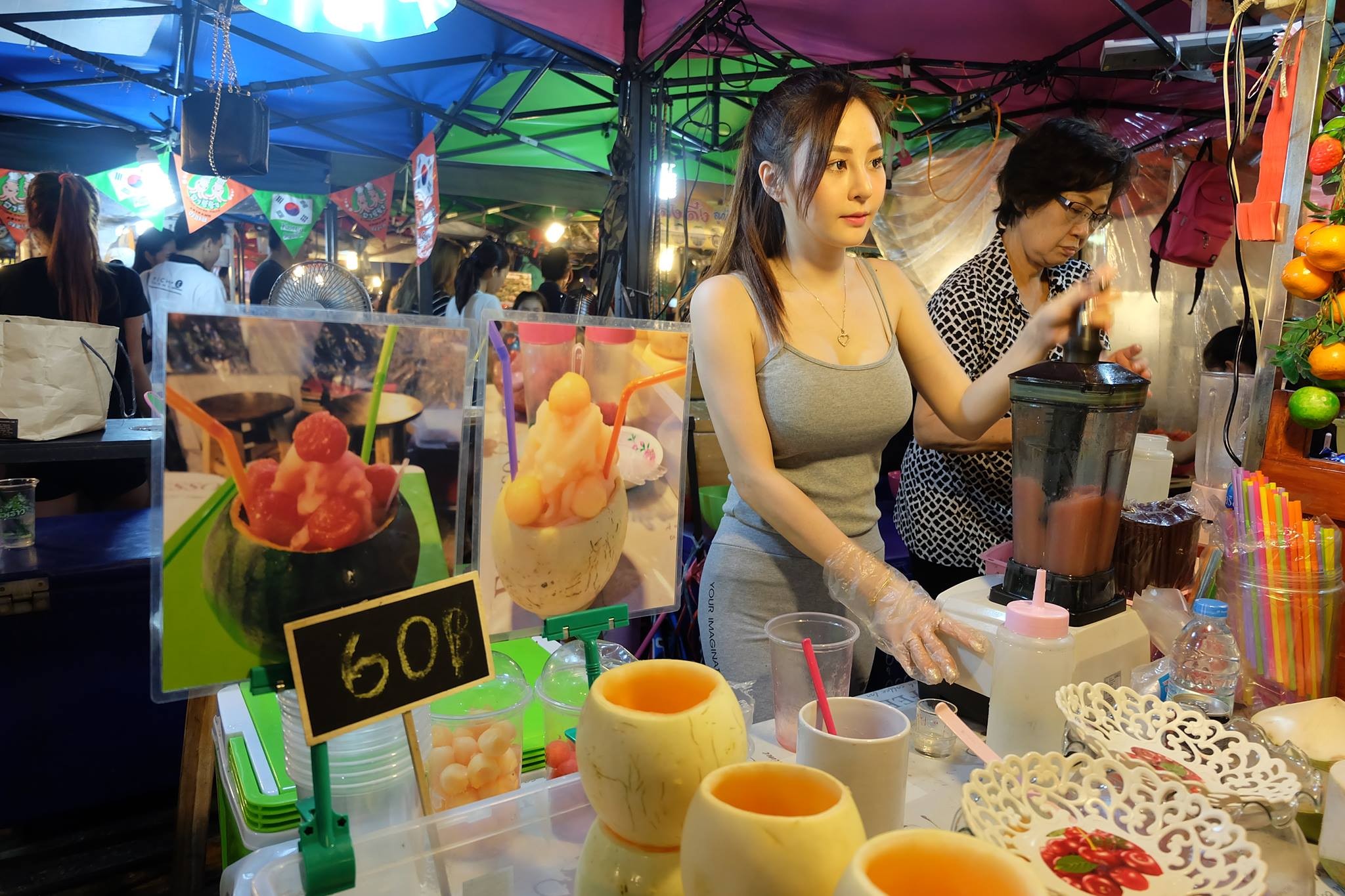 泰國夜市「果汁姬」（圖／翻攝自Poom Sreshthaputra臉書）