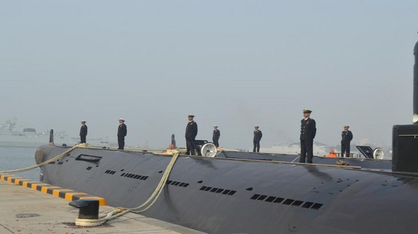 孟加拉從中國購入2艘035G型柴電潛艇，正式宣布將首度擁有水下作戰力量。圖為潛艇交付現場。（圖／翻攝自觀察者網）