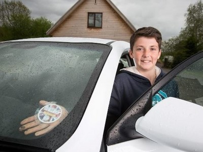 超狂14歲英國男孩，憑貼紙靈感爽賺8000萬