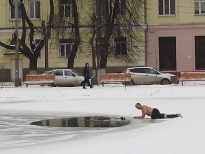 狗狗受困零下碎冰湖畔力氣用盡　俄羅斯勇者脫衣拎牠上岸