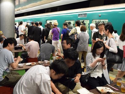 大阪人就是狂！火車月台開酒館，擠到人掉下去也沒差