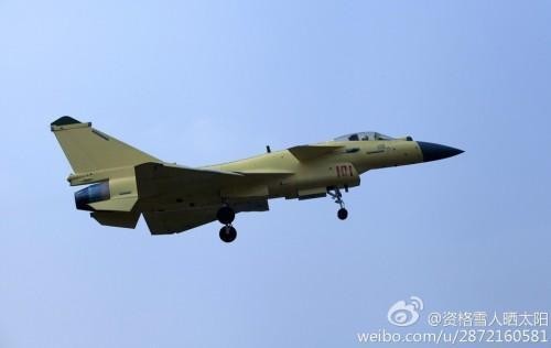 中國殲10B戰鬥機。（圖／翻攝自微博資格雪人曬太陽）