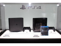 PS4與FF15同捆機。