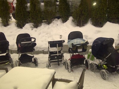 下雪成排嬰兒晾街上　冰島爸媽：睡室內很奇怪啊