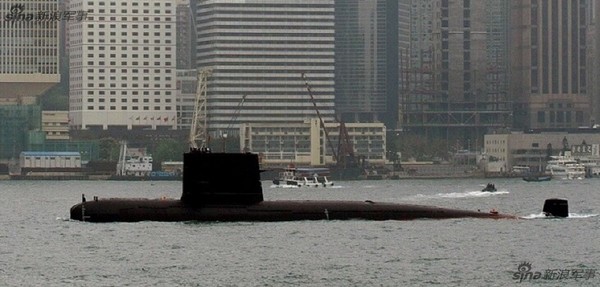 解放軍039型潛艇出現在香港維多利亞港，從照片分析，應為2004年左右所拍攝。（圖／翻攝自新浪軍事）