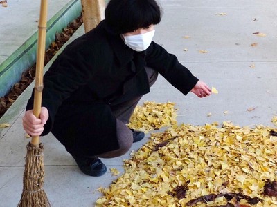 日本神人美術老師，掃個地變出「落葉維尼熊」