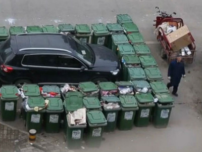 環衛爺「40垃圾桶包圍違停車」..網讚：對付垃圾就要用垃圾