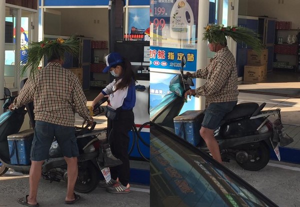 阿伯頭戴草帽騎車，網友直呼「明年要新發表的透氣安全帽嗎？」（圖／翻攝自《爆料公社》）