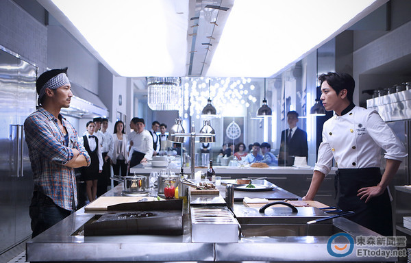 南韓「CNBLUE」主唱鄭容和首次躍上大銀幕，跟香港男神謝霆鋒在新片《決戰食神》裡尬廚藝、尬顏值。