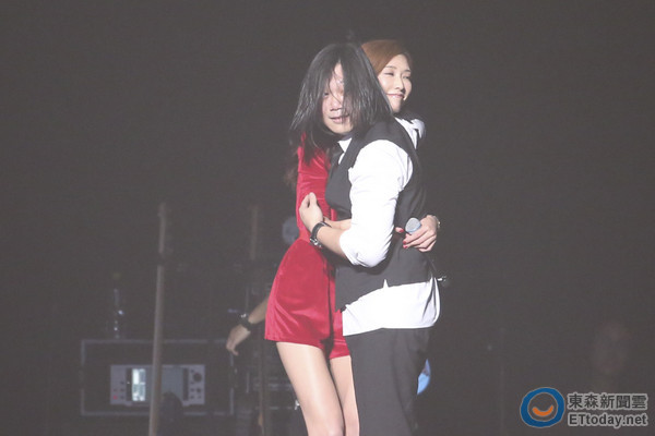 阿信也在台上感謝林志玲當時願意擔任《好好》MV女主角。