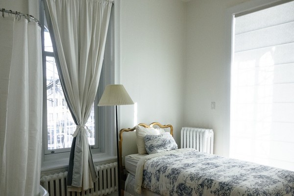 ▲房間、床、窗簾示意圖。（圖／取自LibreStock）