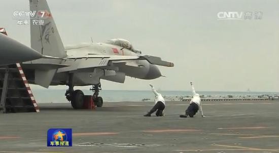 《央視》最新報導正在進行跨海區演訓的遼寧艦，殲-15密集起飛，航母style再創新動作。（圖／翻攝自央視）