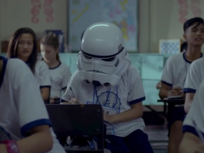 戴頭盔上學的怪女孩..結局是2016年「最感人廣告」