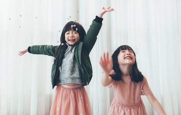 西班牙知名服飾品牌ZARA在台灣擁有多家分店，總部注意到雙胞胎蘋果西打的青春活潑氣息，破例點名兩姊妹擔任新一季童裝模特兒。