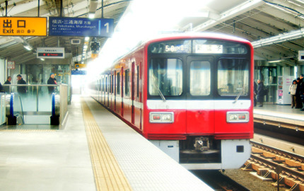 月台等車被「屍體」飛撞！東京女子心靈受創全身多處傷（圖／京急地鐵）