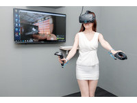 二樓空間的深處則有兩個設置 HTC VIVE 的團體包廂。