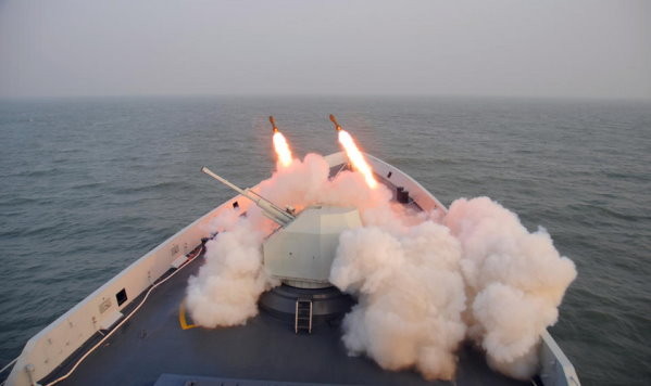 「濰坊」號飛彈護衛艦（舷號550）簡稱「濰坊」艦，是解放軍海軍第15艘054A型飛彈護衛艦，在2017年元月於黃海演習，包括發射導彈與使用近防炮系統對空中類比目標開火。（圖／翻攝自大陸軍網）