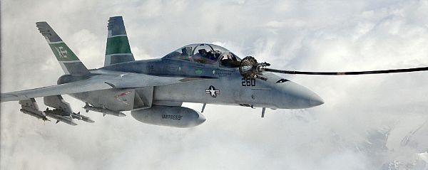 美國海軍艦載機EA-18G，又稱咆哮者電子作戰機（growler），可以攜帶多種電子攻擊任務載荷，可以干擾、壓制敵方防空雷達。（圖／翻攝自美國海軍官網）