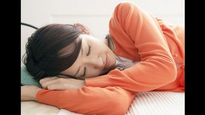 蜷縮身體睡覺的人容易想太多？睡姿讀出你的個性～