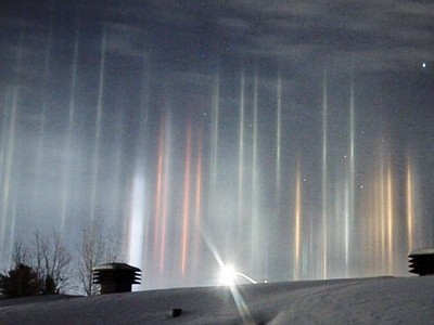 加拿大夜空「七彩聖光柱」雲中射出　那瞬間比極光還美