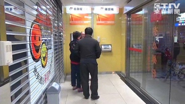 15日晚間，彰化銀行北台南分行ATM傳出求救聲音，提款的民眾認為有人受困，連忙報警。